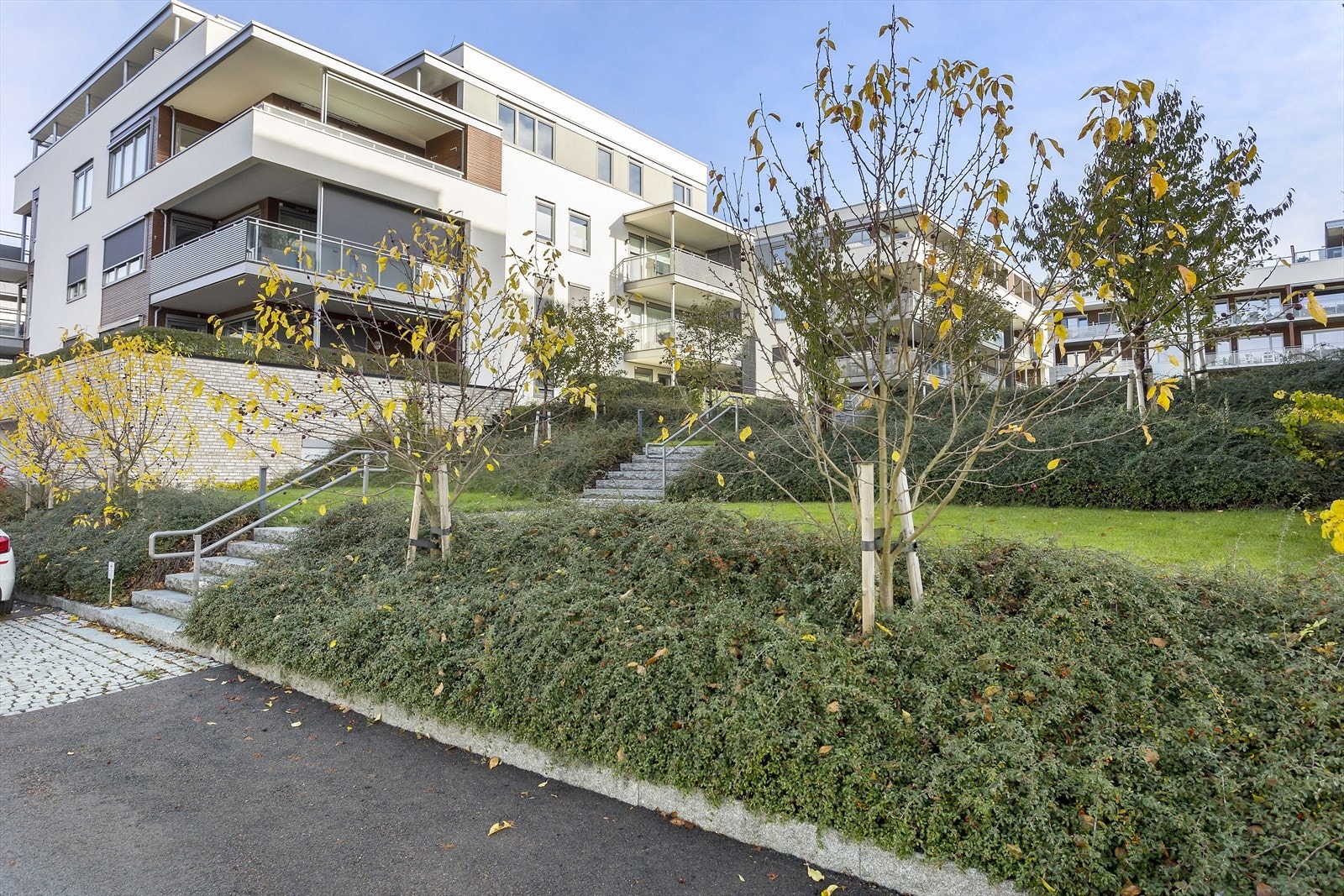 Engersand Havn ligger meget solrikt og maritimt til ved Drammensfjorden med strandlinje, badestrand, badebrygge, kyststi og restaurant rett utenfor døren. Galleribilde