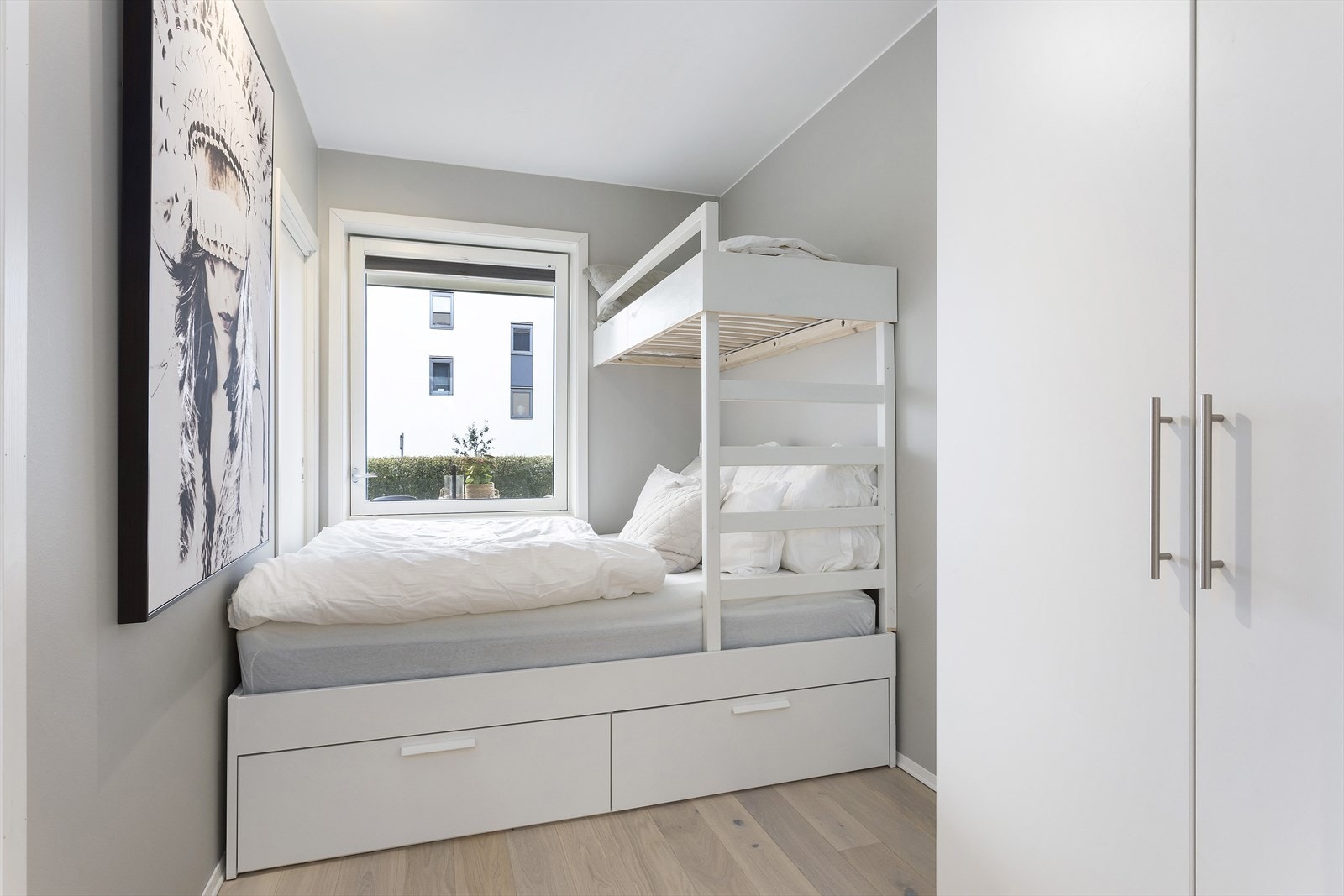 Soverommet har god plass til dobbeltseng Galleribilde