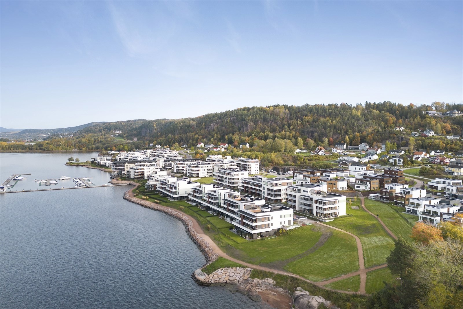 Engersand havn 30 har en ettertraktet og idyllisk beliggenhet på Engersand - rett ved fjorden. Galleribilde