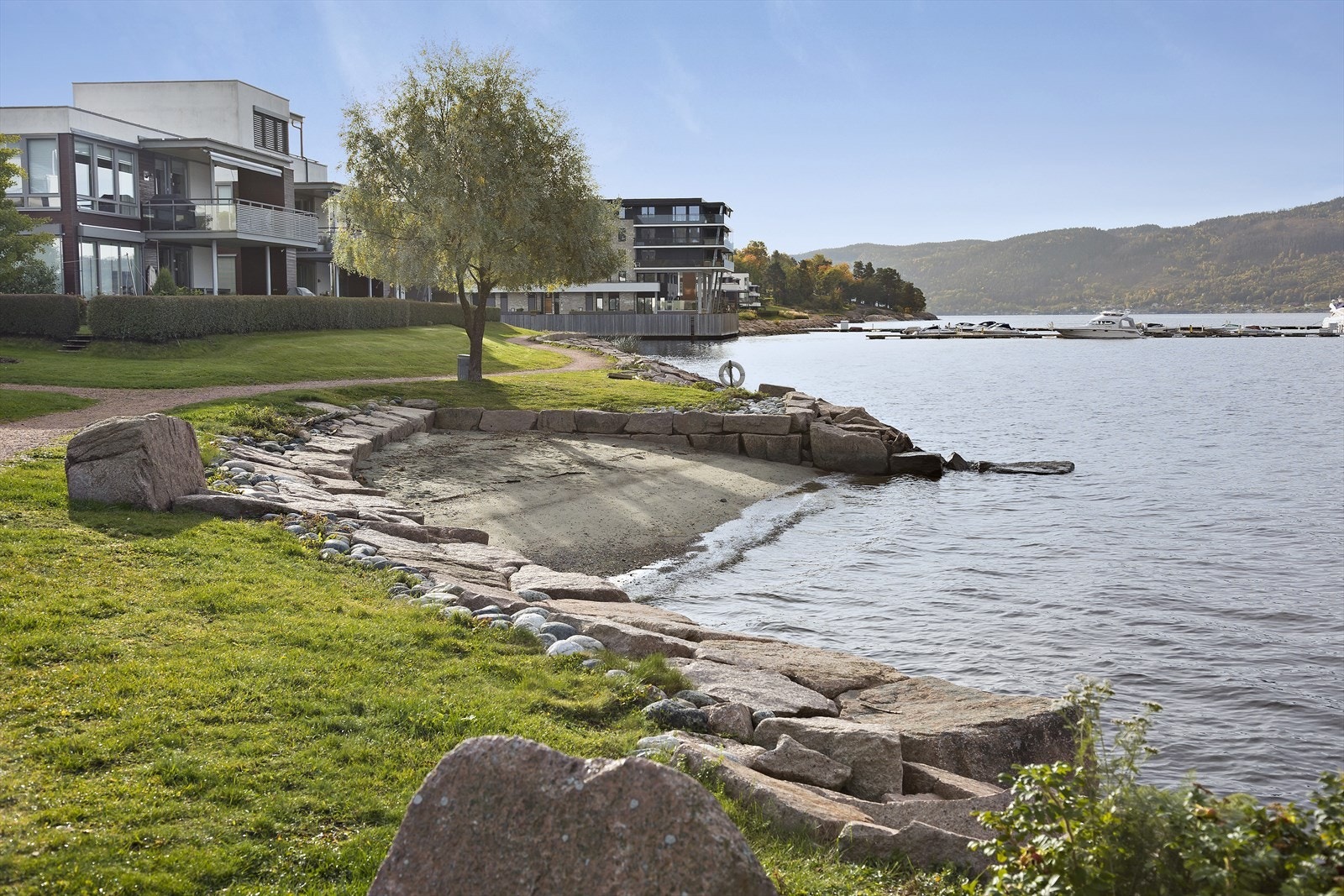 Tilknyttet boligfeltet er det også småbåtbrygge med båtplasser til leie. Galleribilde