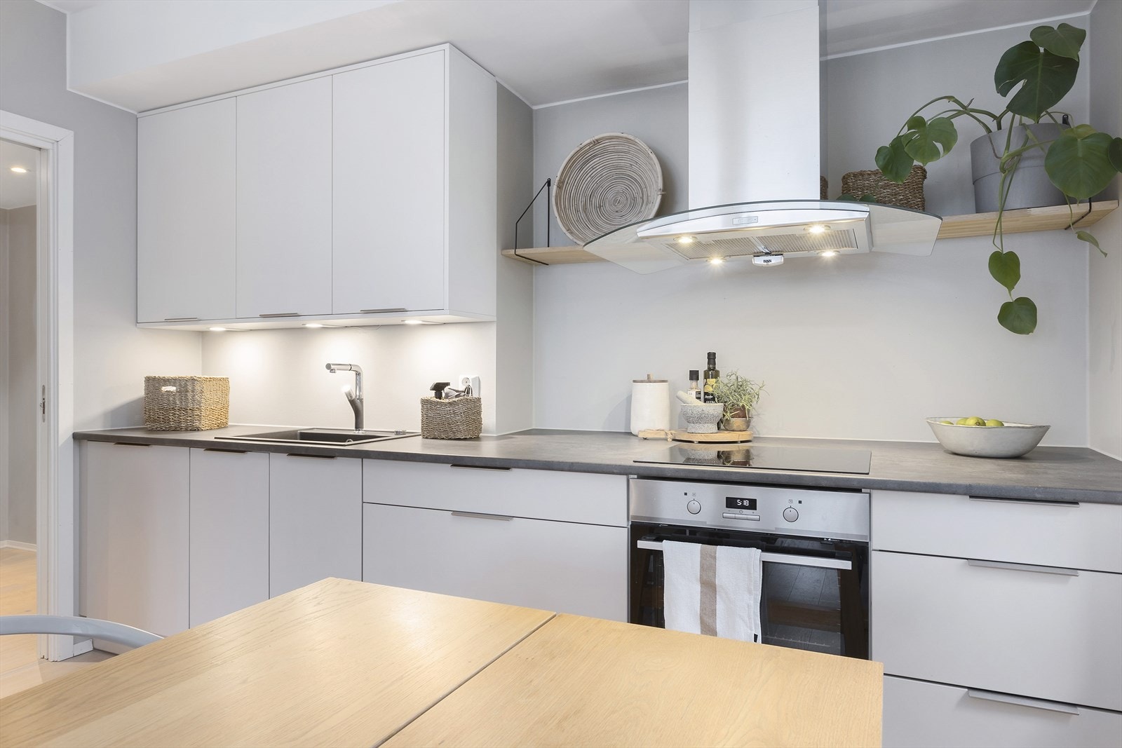 Det er integrert kjøl/fryseskap, oppvaskmaskin, komfyr, induksjonstopp, vannstoppsystem og komfyrvakt. Galleribilde