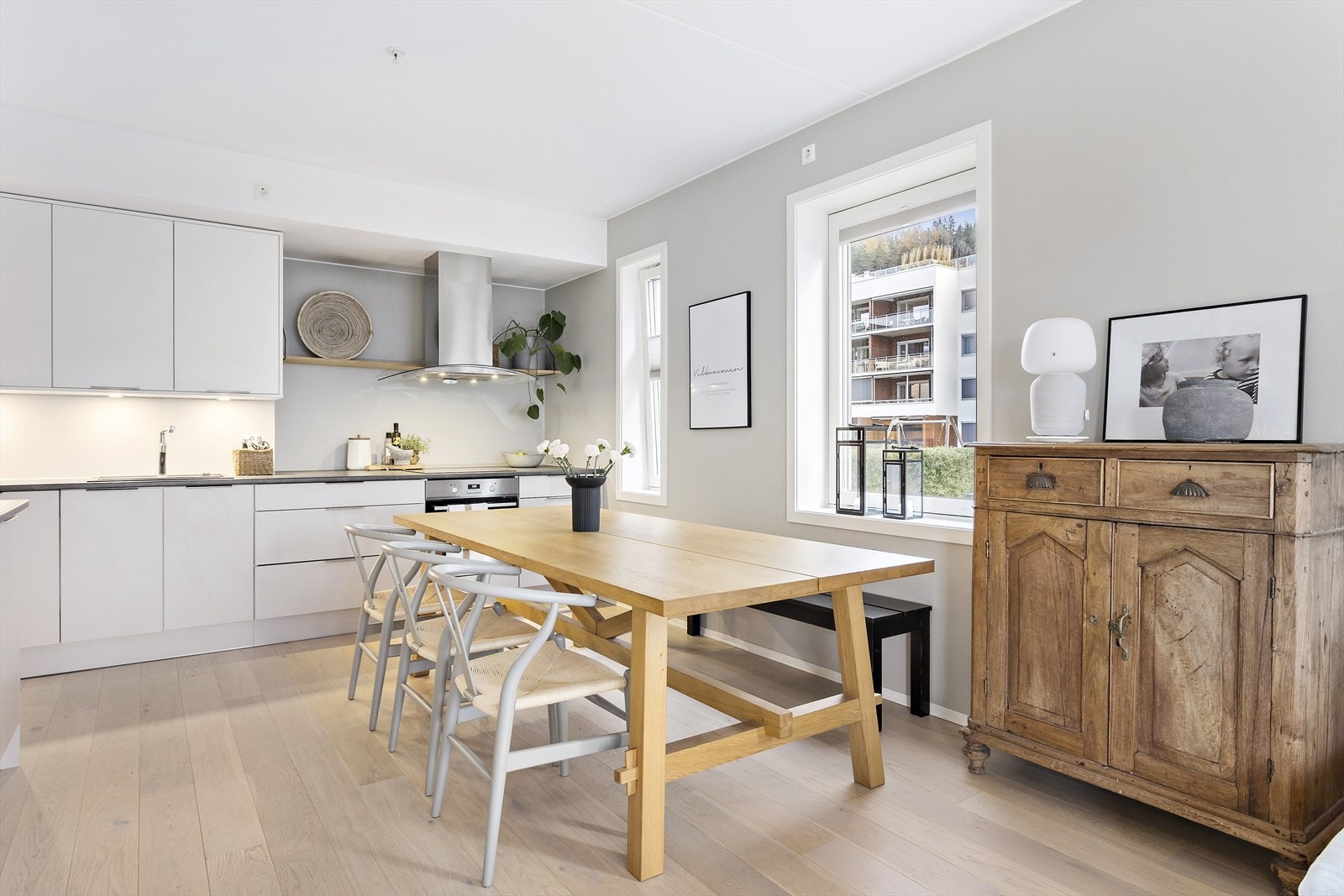 Det er åpen kjøkken/stue løsning med plass til spisebord. Galleribilde