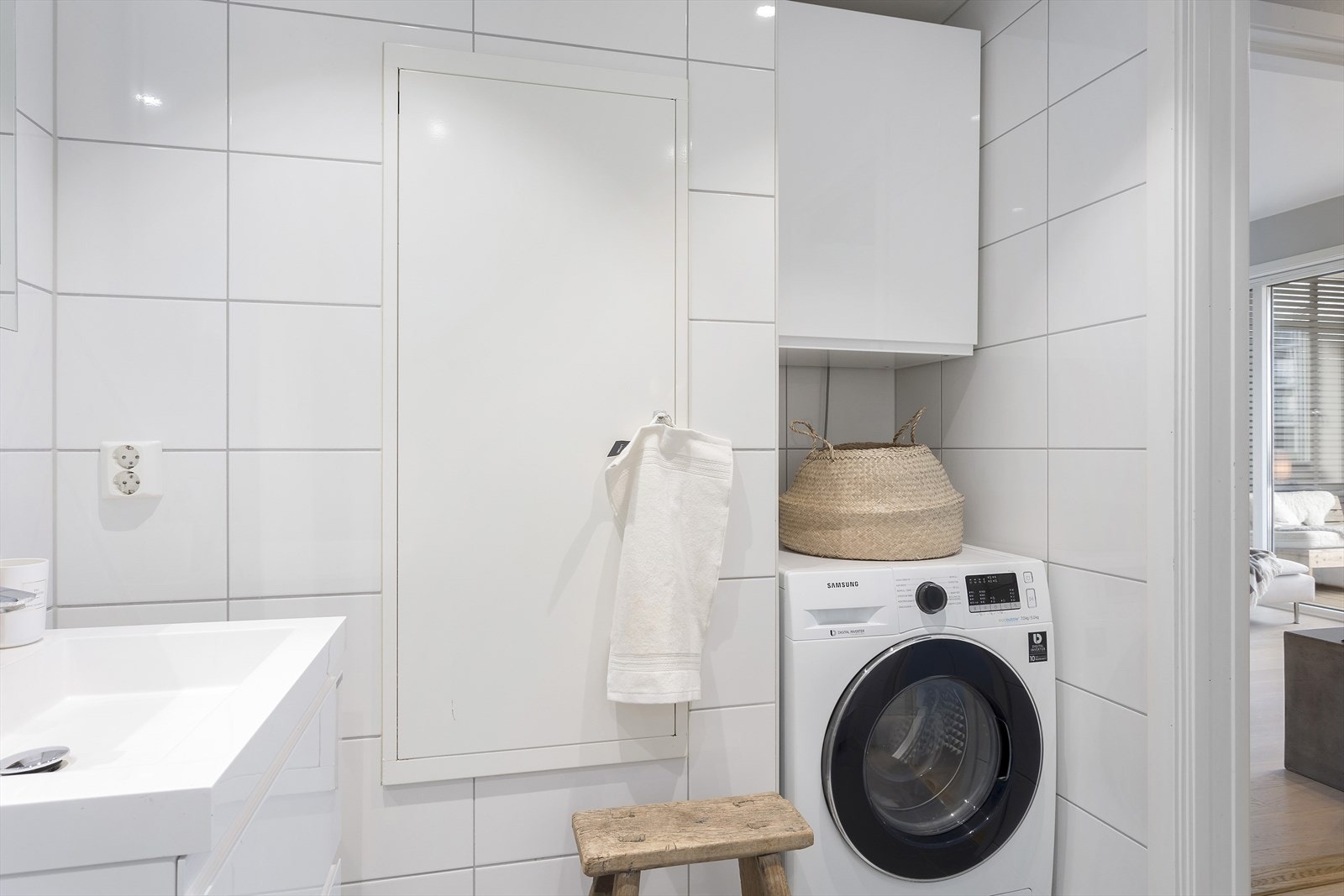 Fliser på gulv og vegger, balansert ventilasjon, downlights i taket. Galleribilde