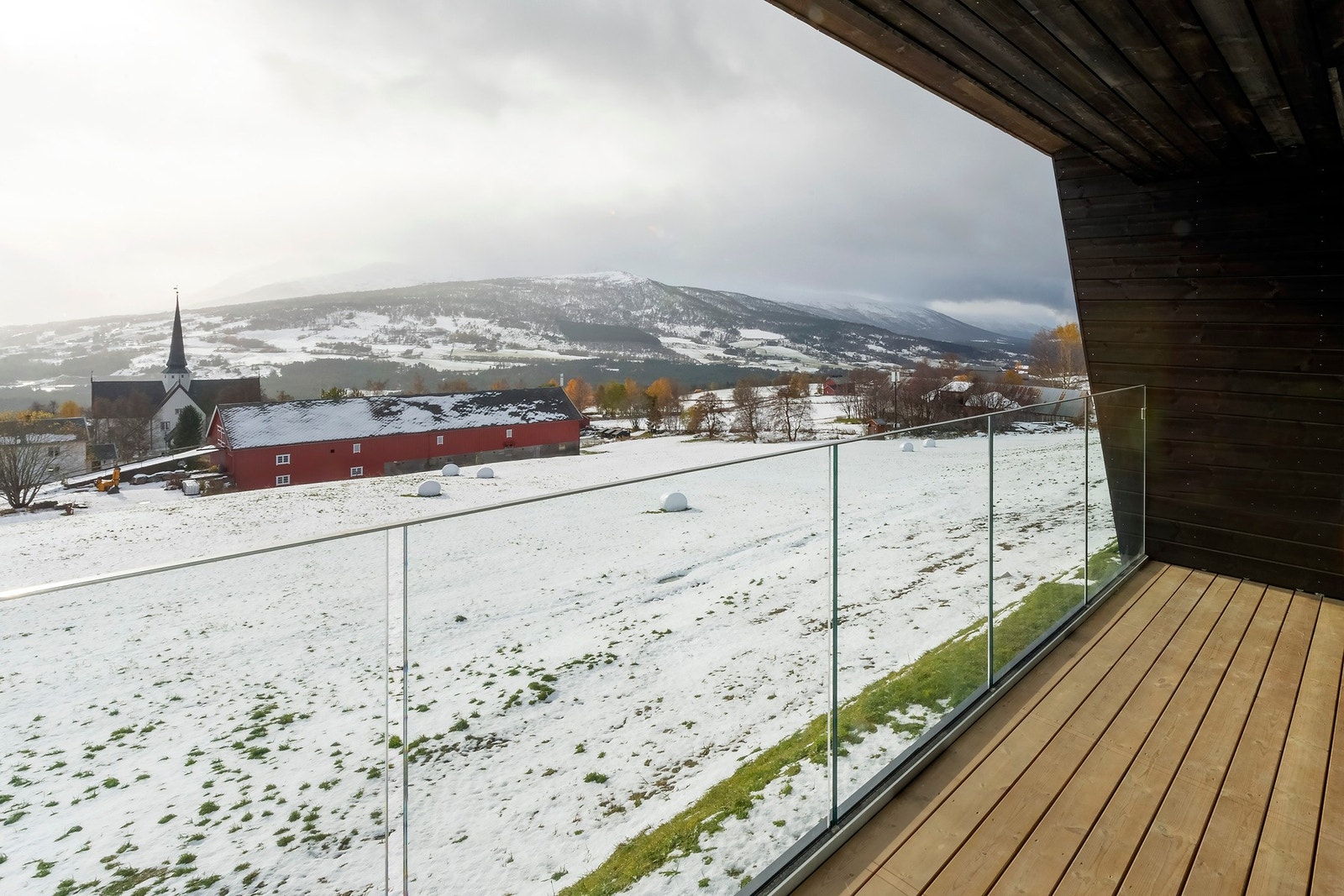 Panoramautsikt som skaper en herlig storfjellsfølelse. Galleribilde