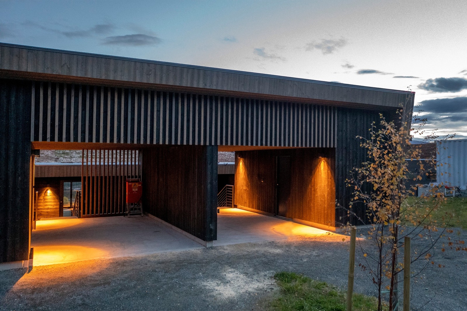 Parkering i carport og på tomt. Galleribilde