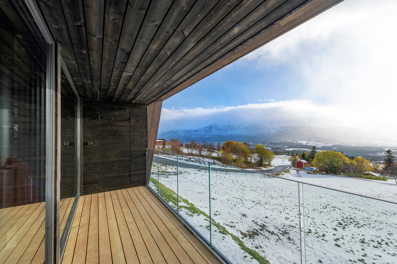 Panoramautsikt som skaper en herlig storfjellsfølelse. Galleribilde
