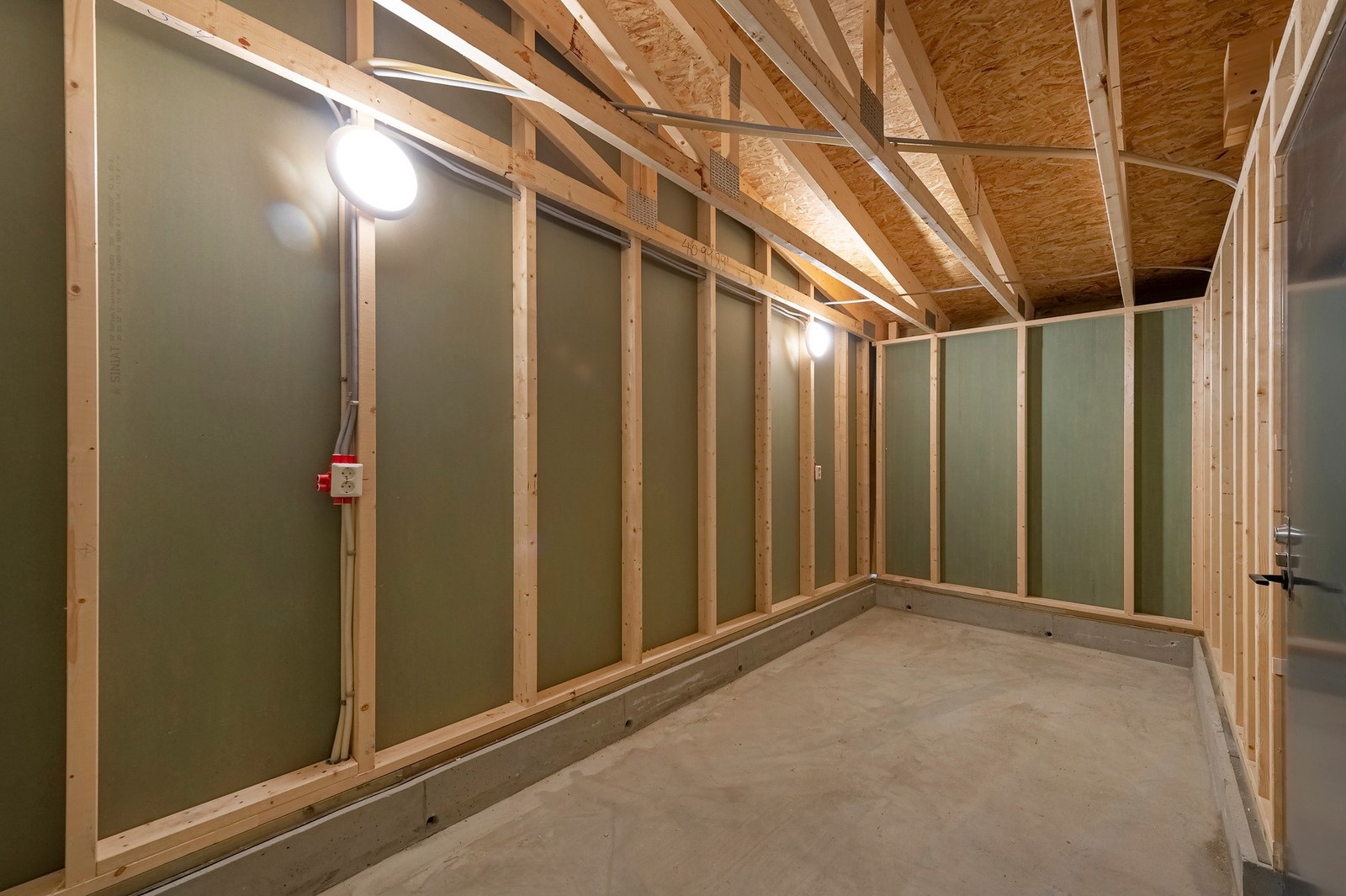 Praktisk bod ved carporten med god plass til ski og annet utstyr. Galleribilde