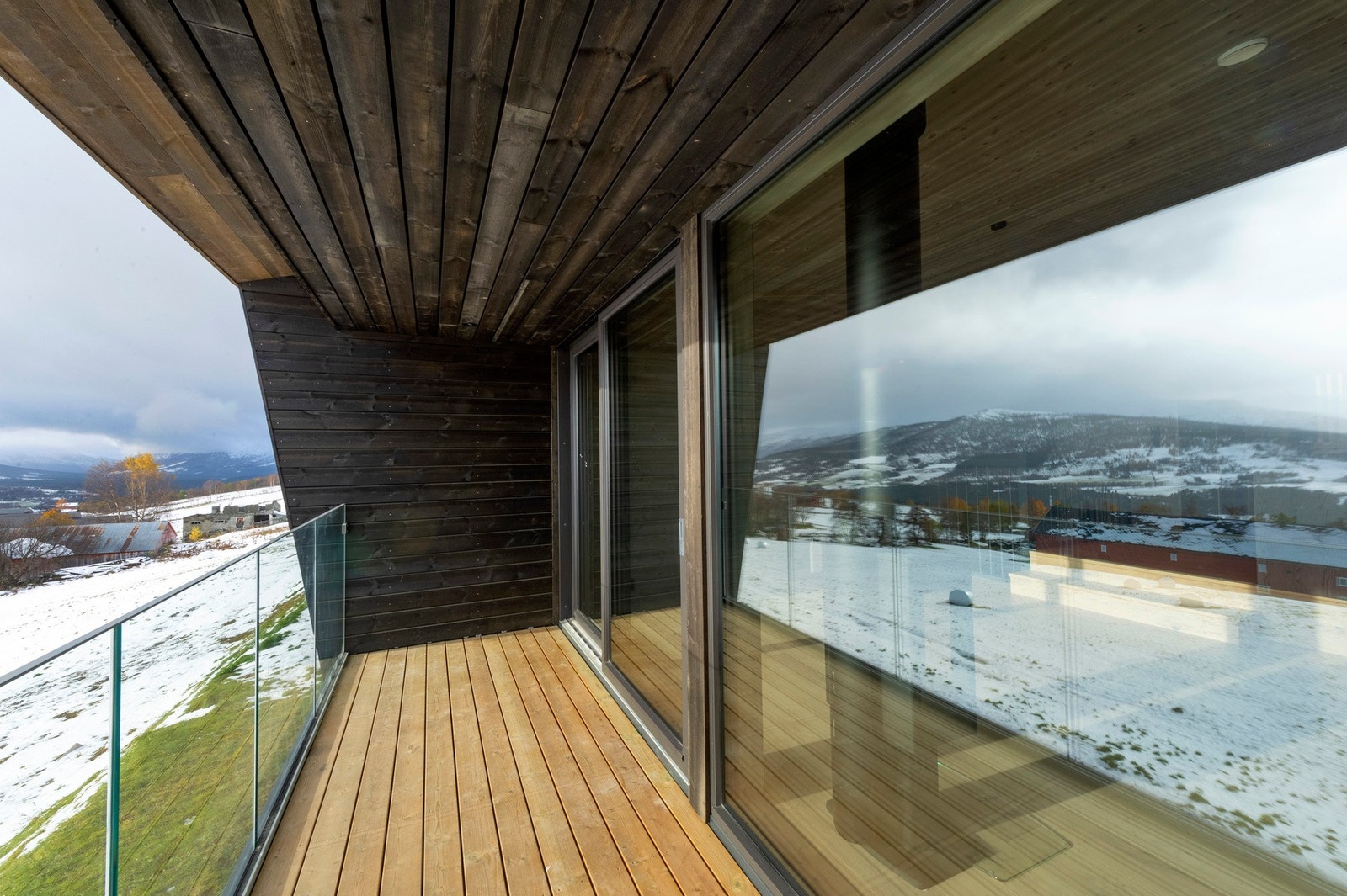 Panoramautsikt som skaper en herlig storfjellsfølelse. Galleribilde