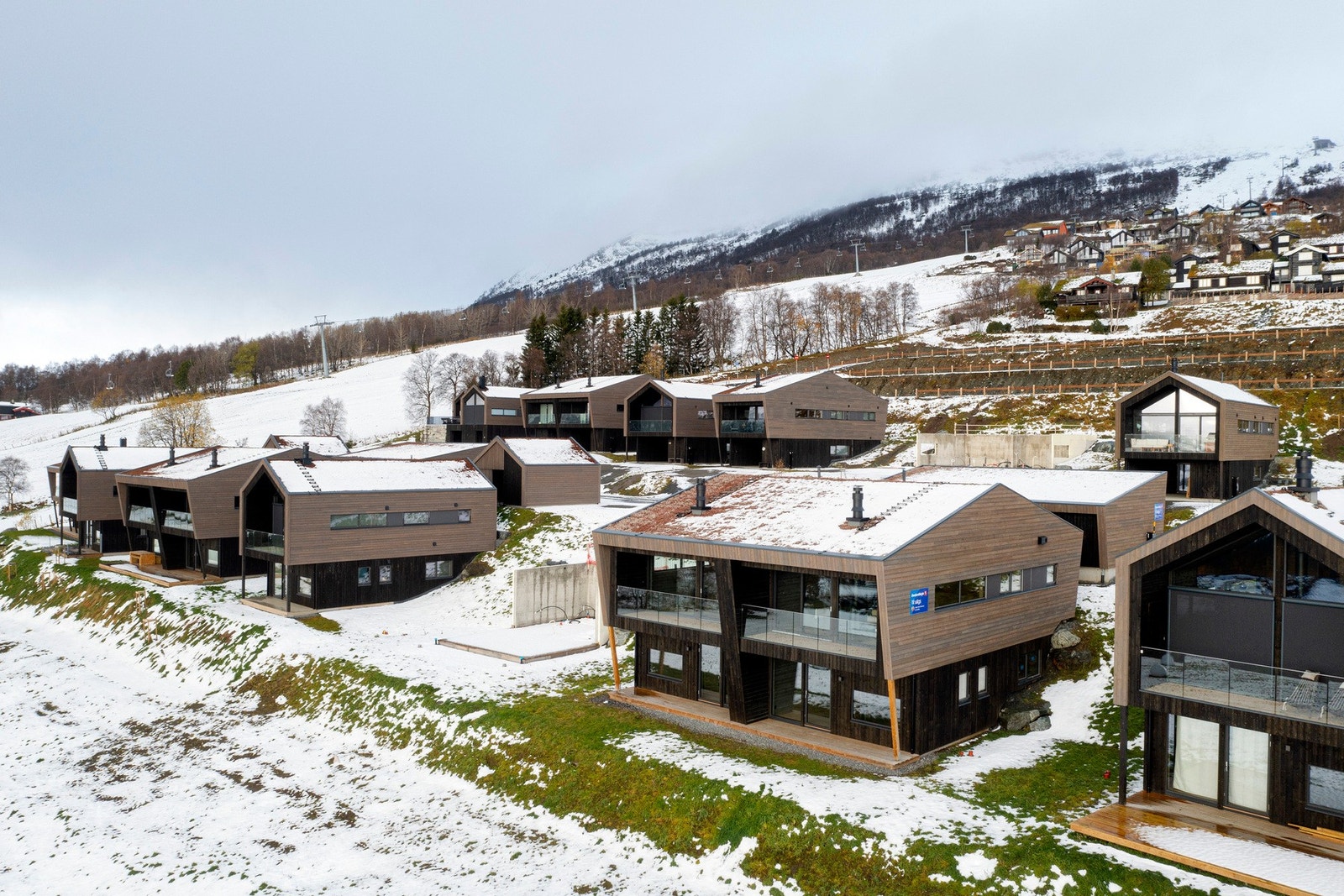 Her er det bare å spenne på seg skiene rett utenfor hytteveggen da skibakken ligger som nærmeste nabo. Galleribilde