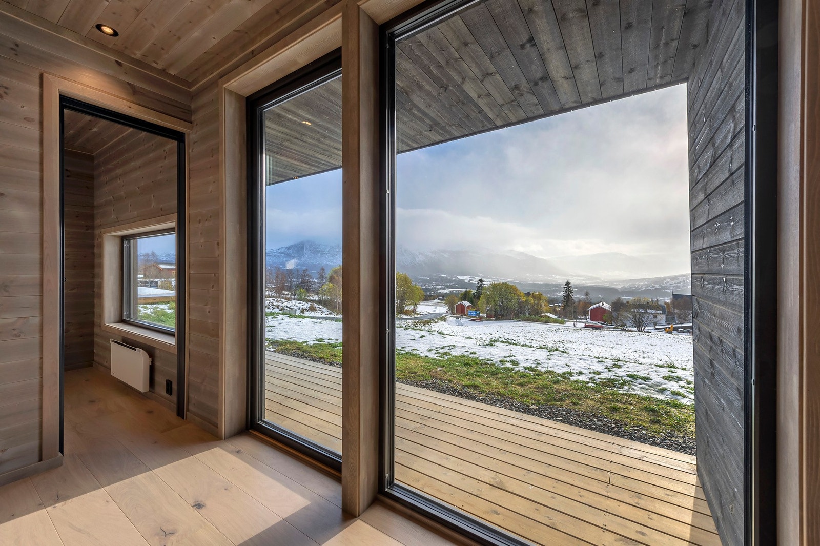 Flott kjellerstue med utgang til terrasse. Galleribilde