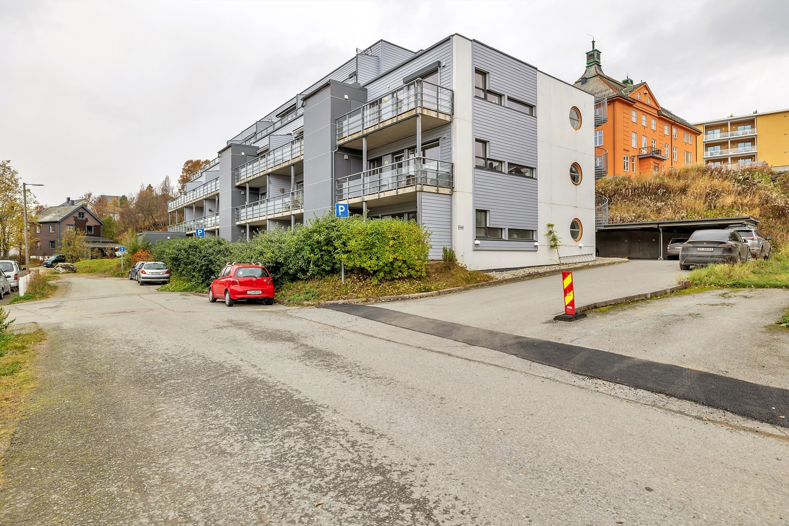 3-roms leilighet med veranda i 2. et. Trafikkstille gate i gangavstand fra sentrum. IN-ordning på fellesgjeld.