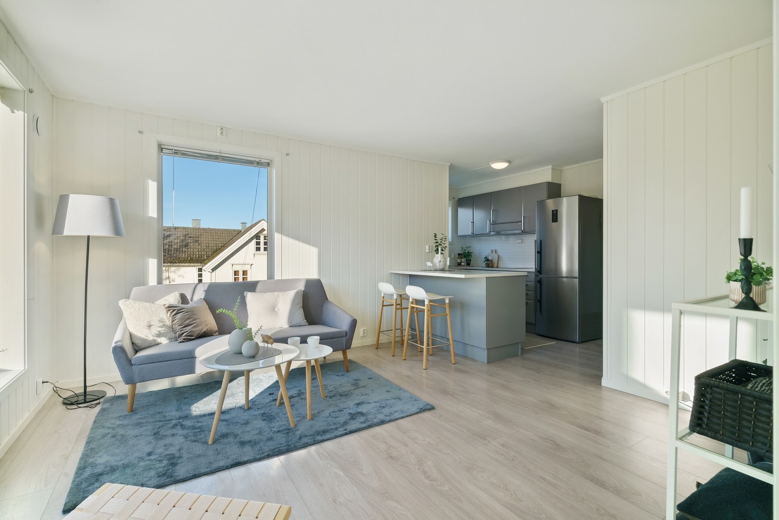 Her er det åpen løsning mellom stue og kjøkken, så man kan underholde gjester mens man lager mat. Galleribilde