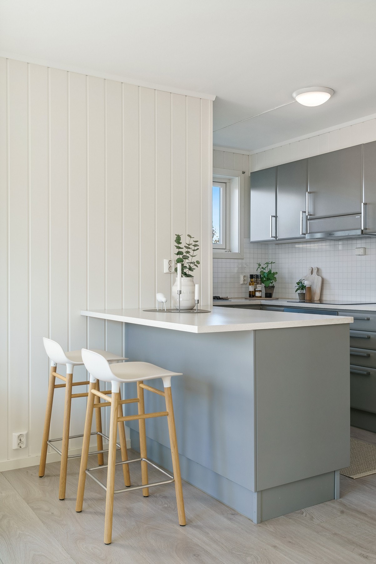 Mot stuen har kjøkkenøyen sitteplasser. Galleribilde