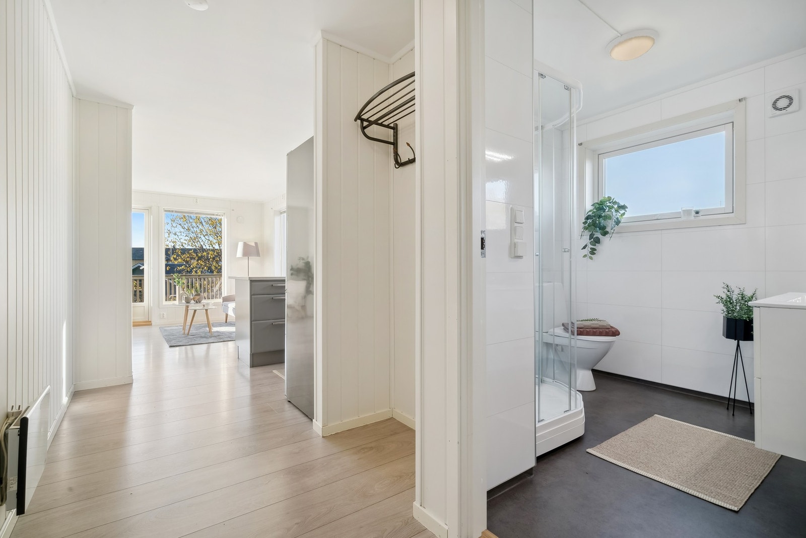 Fra entréen er det adkomst til et av leilighetens to soverom, samt bad. Galleribilde