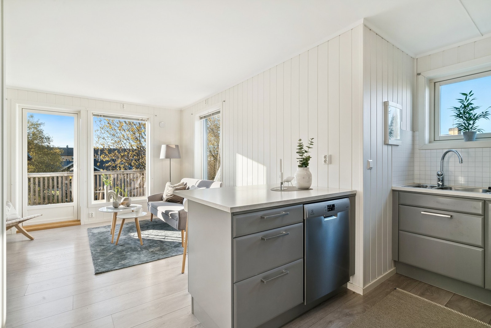 Praktisk kjøkkenøy som gir en naturlig rominndeling. Galleribilde