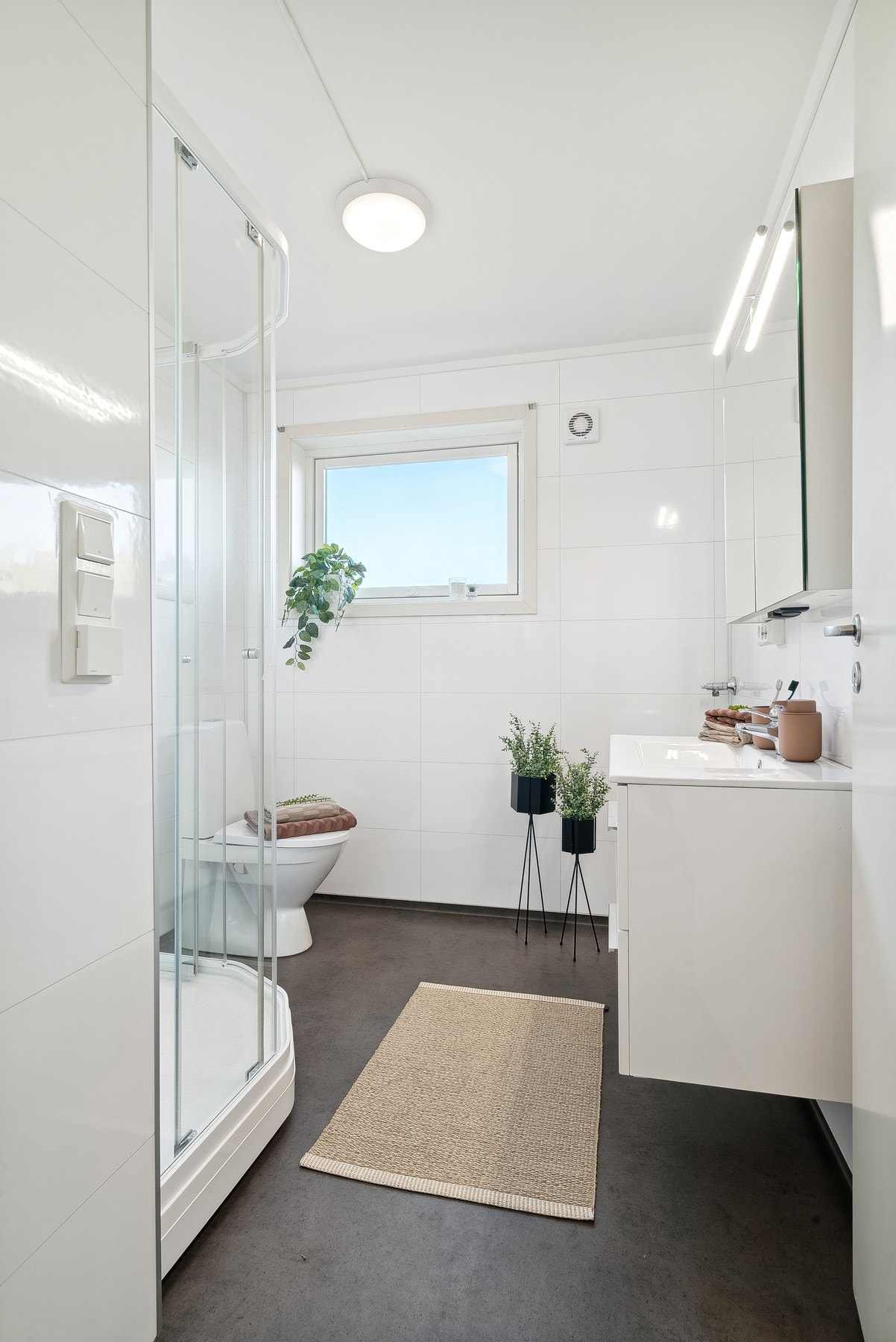 Badet fremstår som lyst og innbydende, og holder god standard. Galleribilde