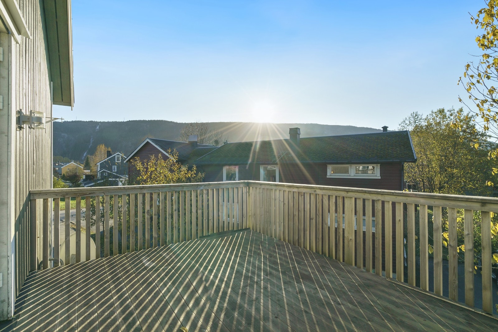 Fra altanen er det utsikt mot Mofjellet. Galleribilde