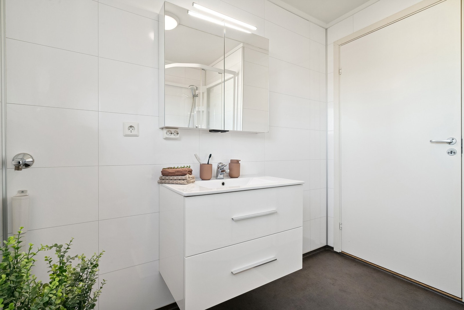 Her er det også dusjkabinett, toalett og opplegg for vaskemaskin. Galleribilde