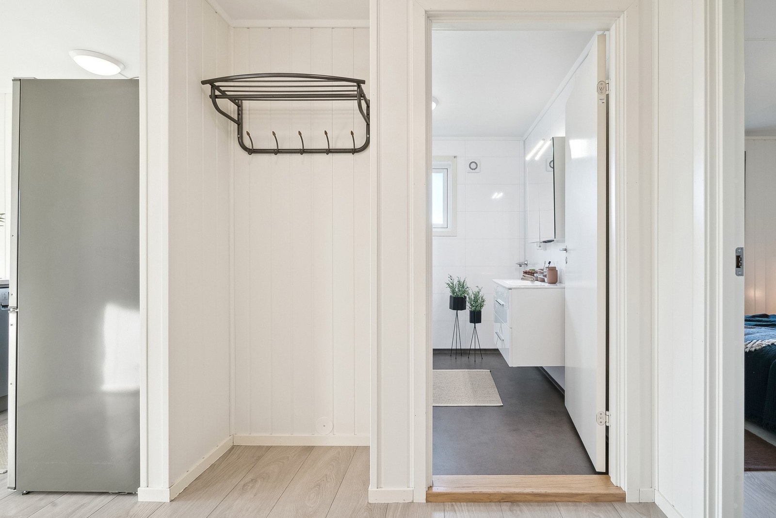 I entréen er det plass til å henge fra seg yttertøy. Velkommen inn! Galleribilde