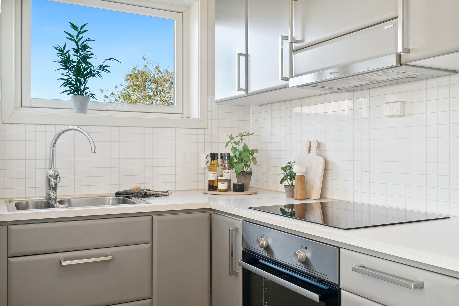 Kjøkkenet har integrert stekeovn, platetopp og oppvaskmaskin. Galleribilde