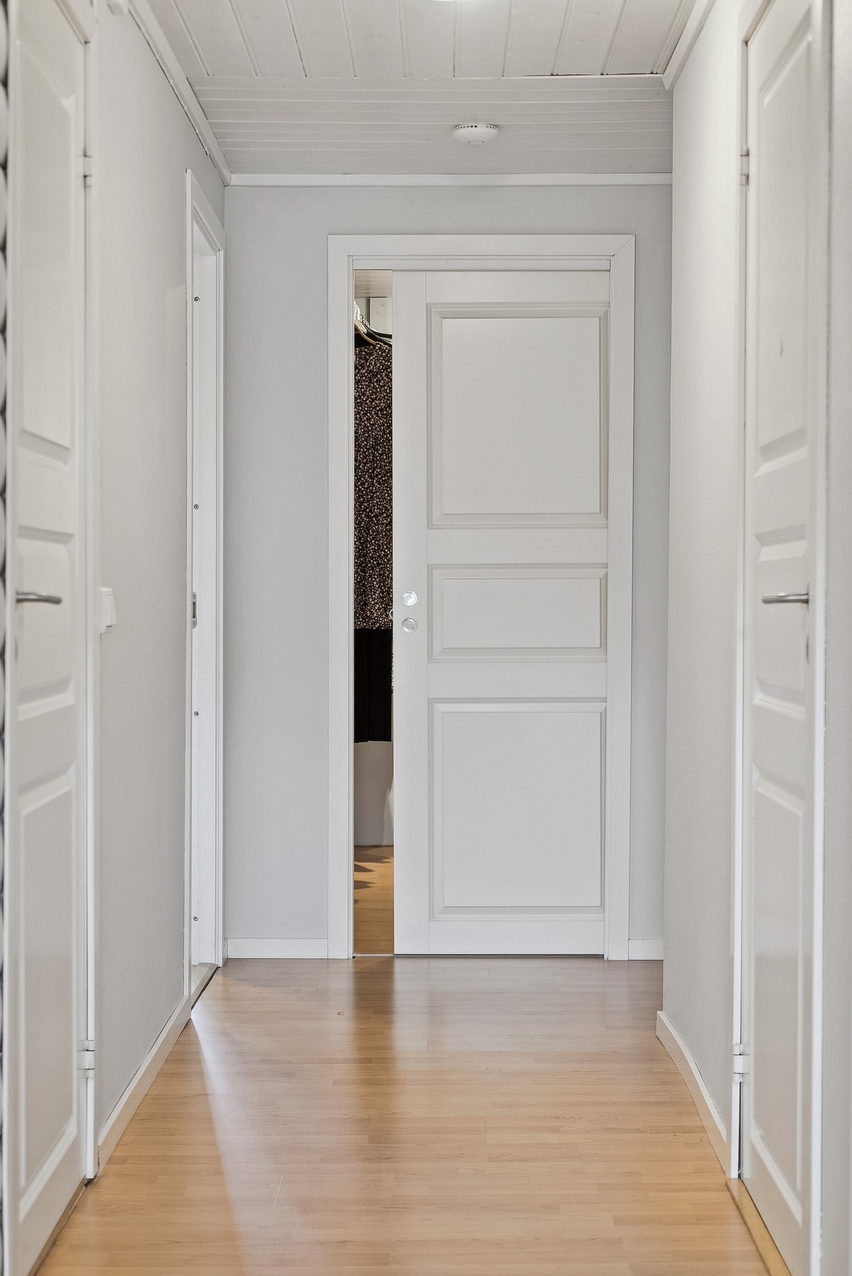 Vi starter med en titt inn i walk-in garderoben. Galleribilde