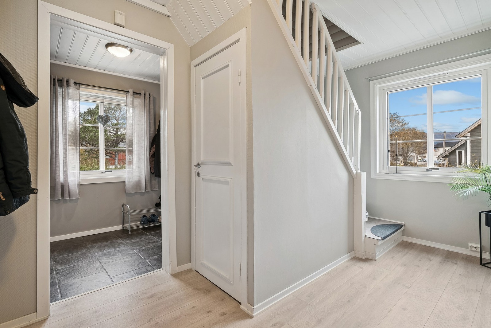 Ved vindfanget er det trapp opp til boligens andre etasje. Galleribilde