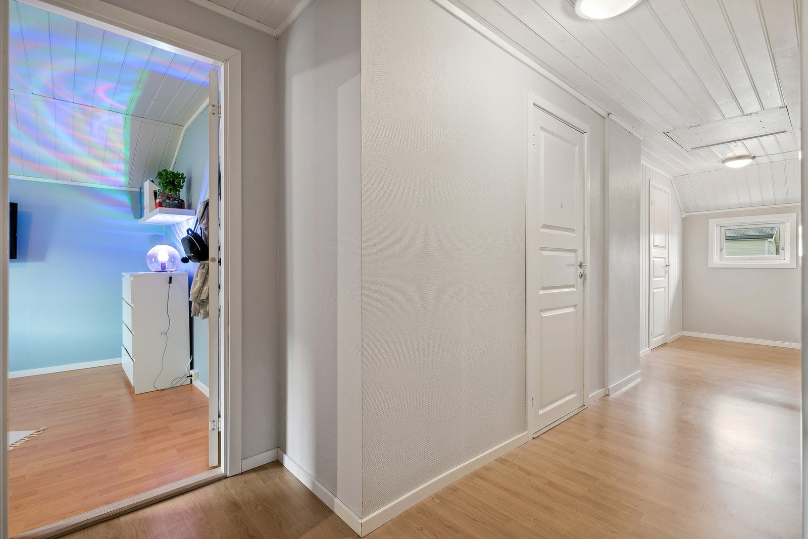 Lys og fin gang utenfor soverommene. Galleribilde