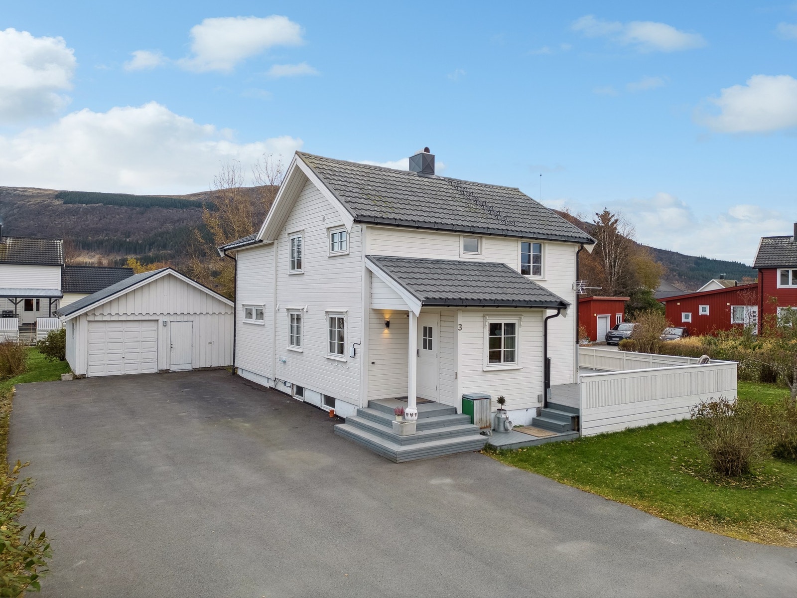 Eneboligen har romslig innkjørsel og garasje med bod. Galleribilde