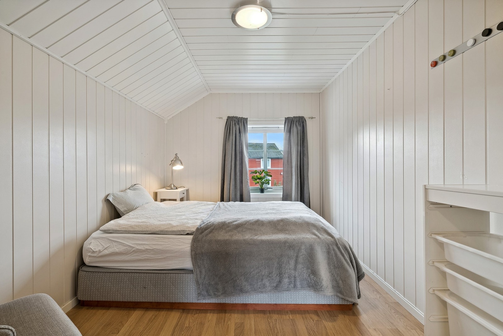 Soverom 3, et lyst og fint rom med plass til stor seng. Galleribilde