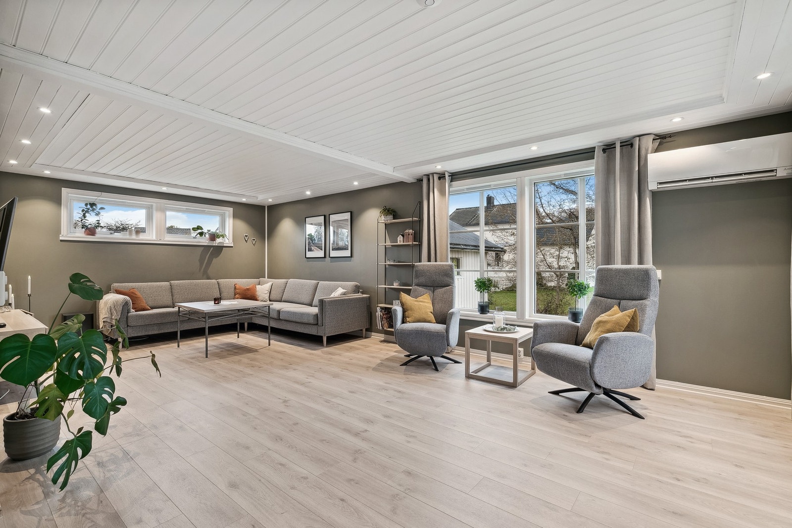 Stuen er romslig, så her får man plass til ønsket møblement! Galleribilde