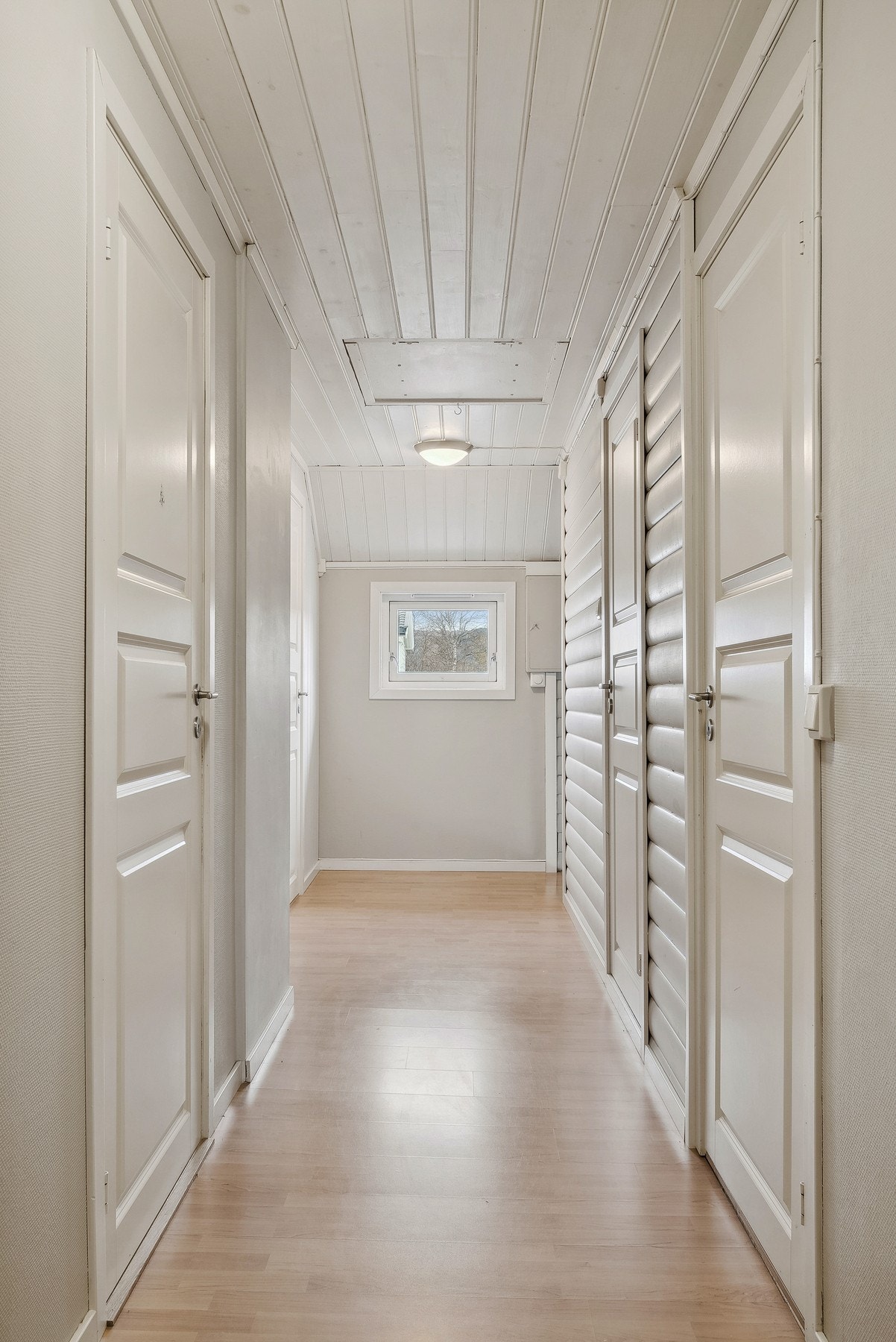 I andre etasje er det hele fem soverom, walk-in garderobe og bad. Galleribilde