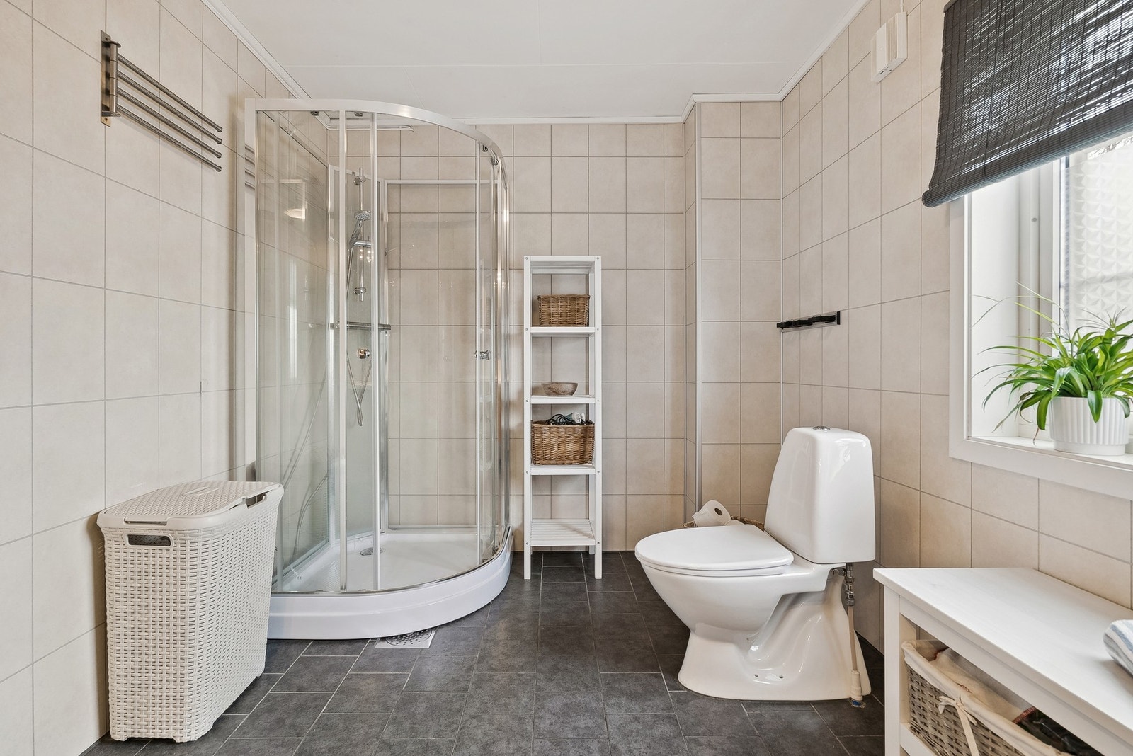 På badet er det også toalett, dusjkabinett og innredning med heldekkende servant. Galleribilde