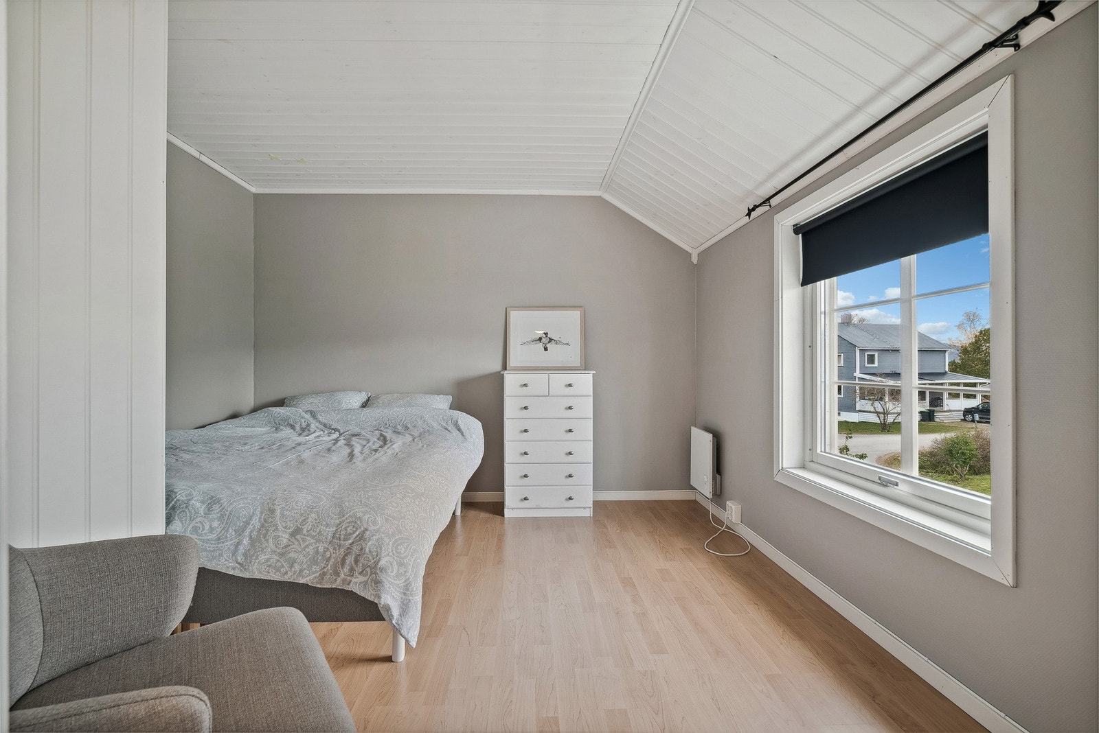 Rom innredet som soverom (tidligere loftstue). Her har man mulighet til å innrede i soner, kanskje ha en liten lesekrok i hjørnet? Galleribilde