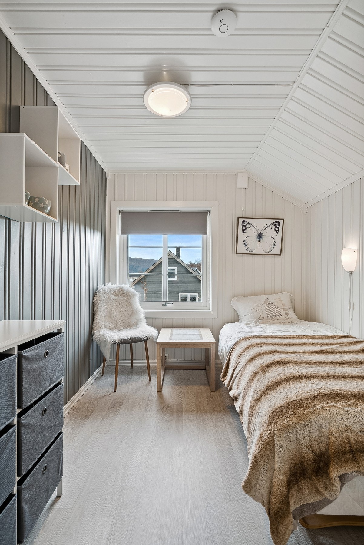 Soverom 4, et koselig soverom med plass til seng og oppbevaring. Galleribilde