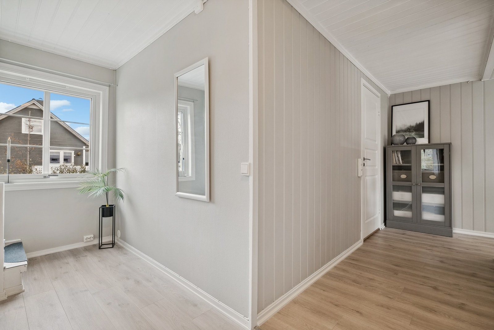 Gangen er romslig, med god plass til avlastningsbord. Galleribilde