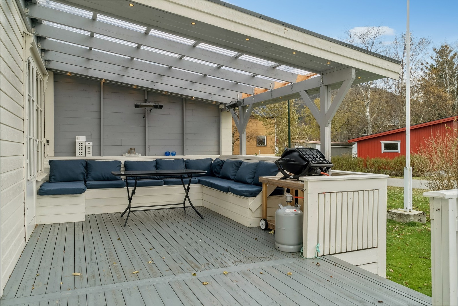 I hjørnet er det en praktisk plassbygd sofa, som medfølger. På terrassen er det plass til flere sittegrupper, så her kan man innrede etter soner. Galleribilde