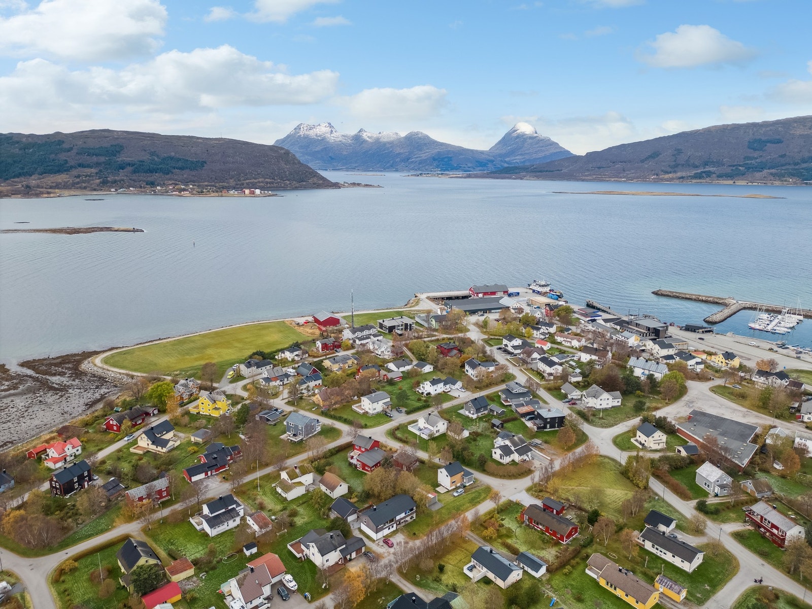 Fra Nesna er det regelmessige ferge- og hurtigbåtavganger til øyriket på Helgelandskysten, deriblant Hugløy, Handnesøya og Tomma. Galleribilde