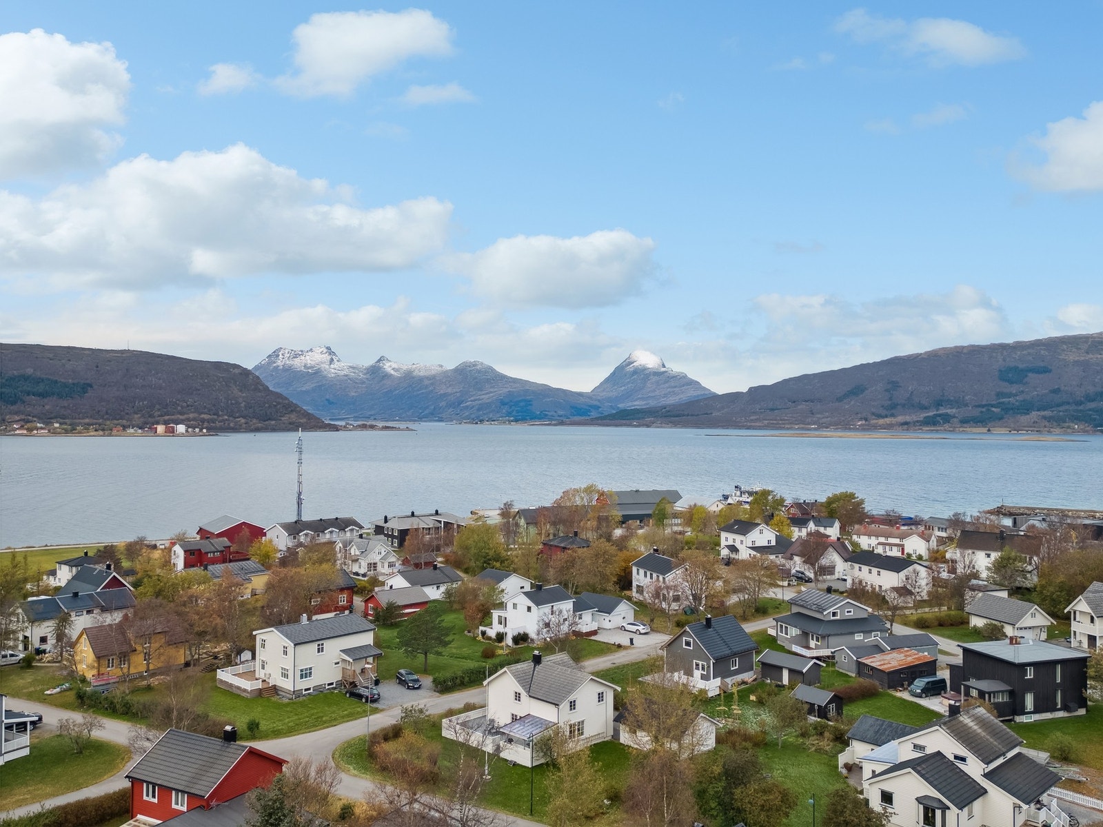 Sentralt på Helgelandskysten ligger Nesna kommune, et koselig tettsted som ligger ca. 70 km vest for Mo i Rana. Galleribilde