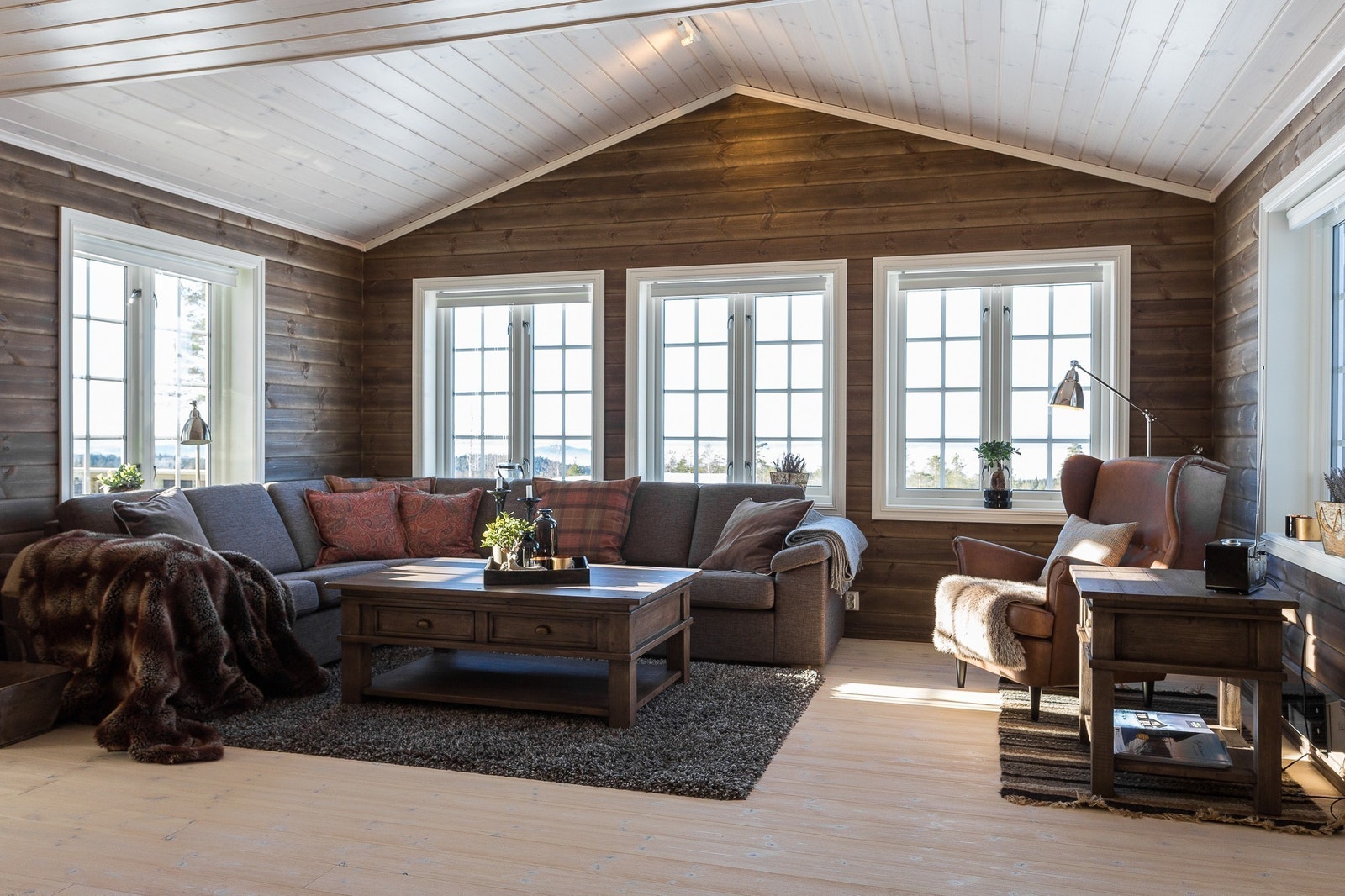 Stuen har mange vinduer som slipper inn mye lys Galleribilde