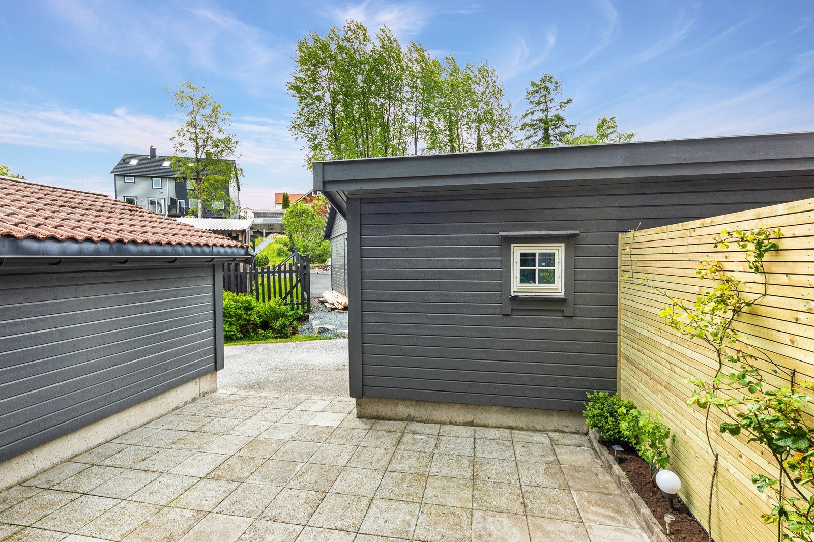 Uteplass ved inngangsparti Galleribilde