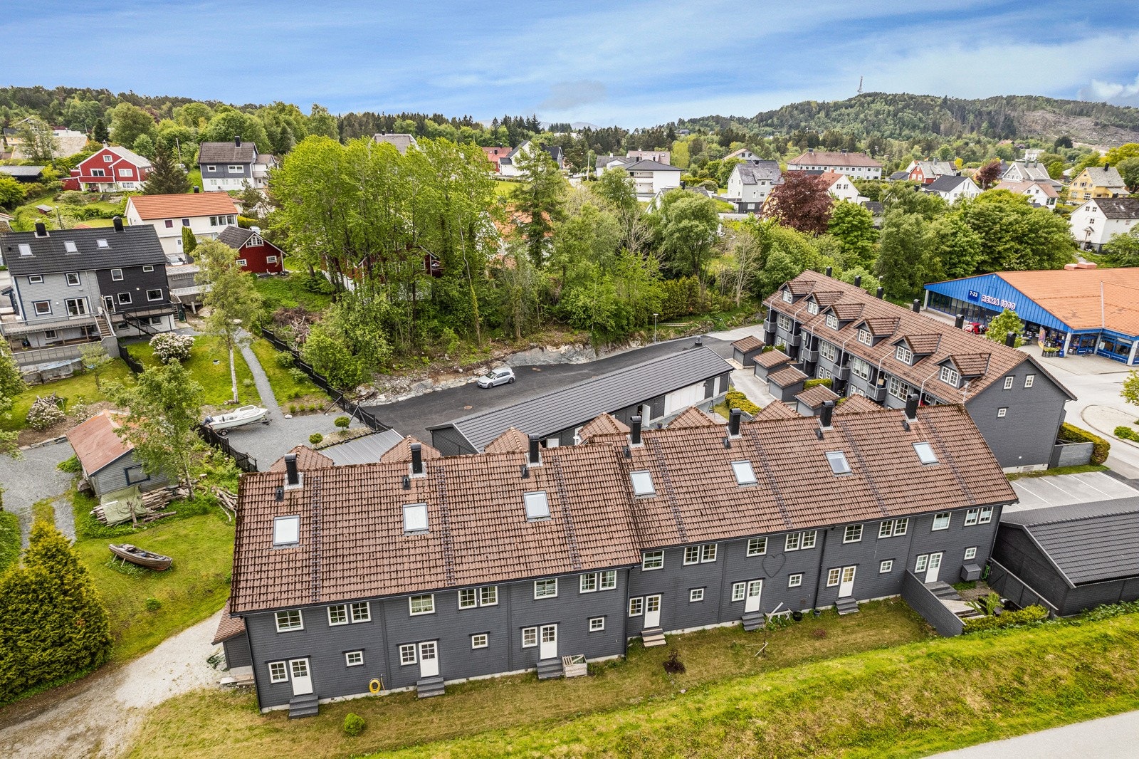 Burettslaget ligg på Evja/Tua - like aust for Florø sentrum Galleribilde