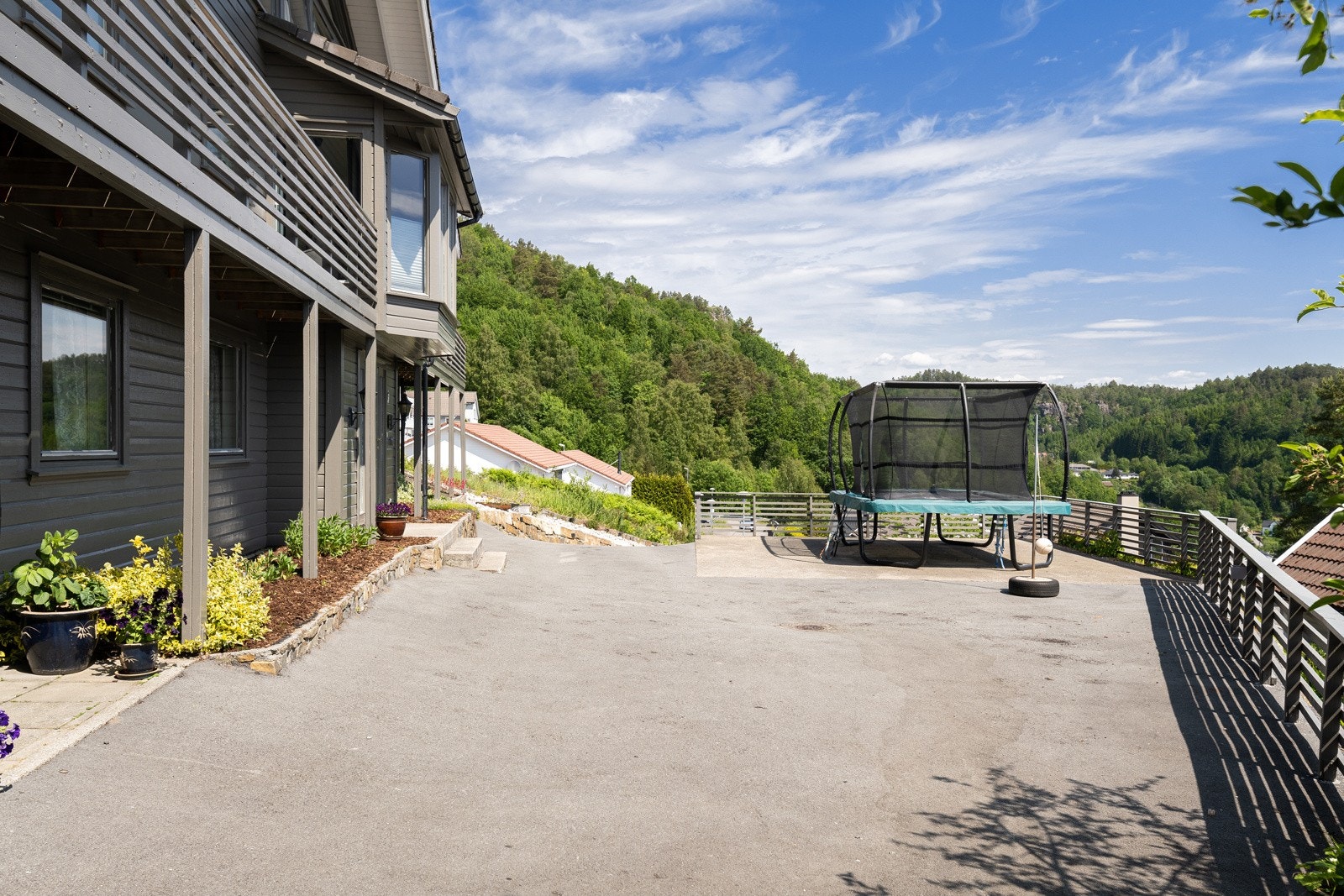 Framsiden av boligen. Galleribilde