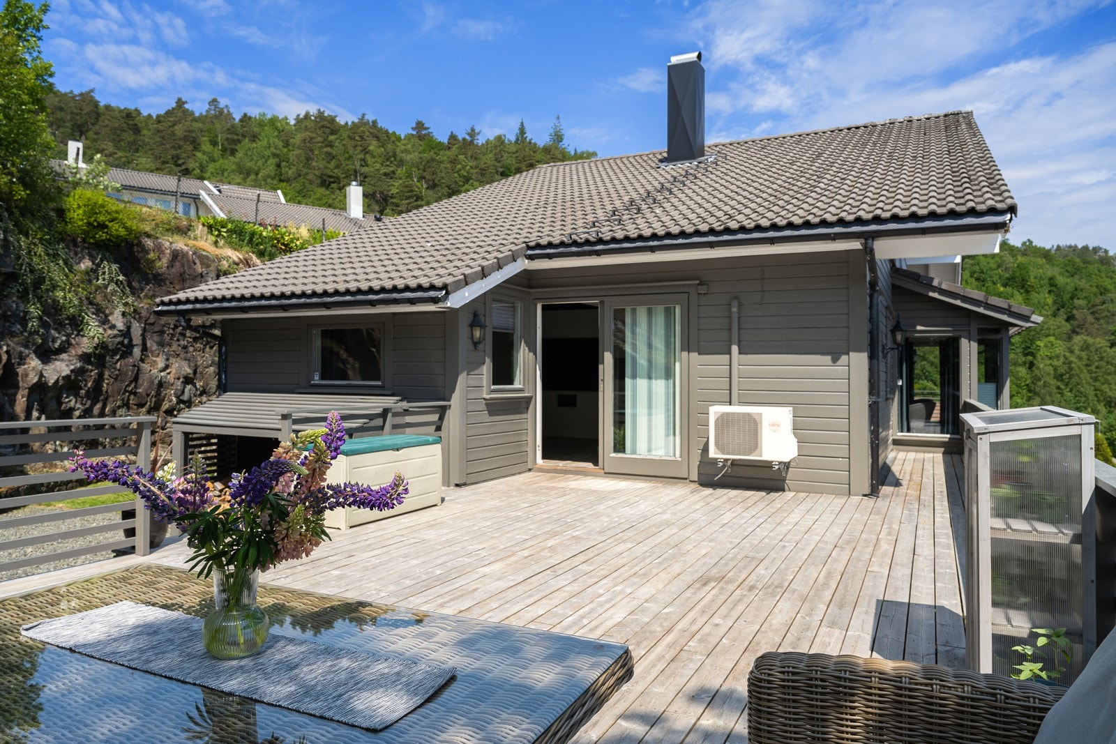 Romslig terrasse på siden av boligen. Galleribilde