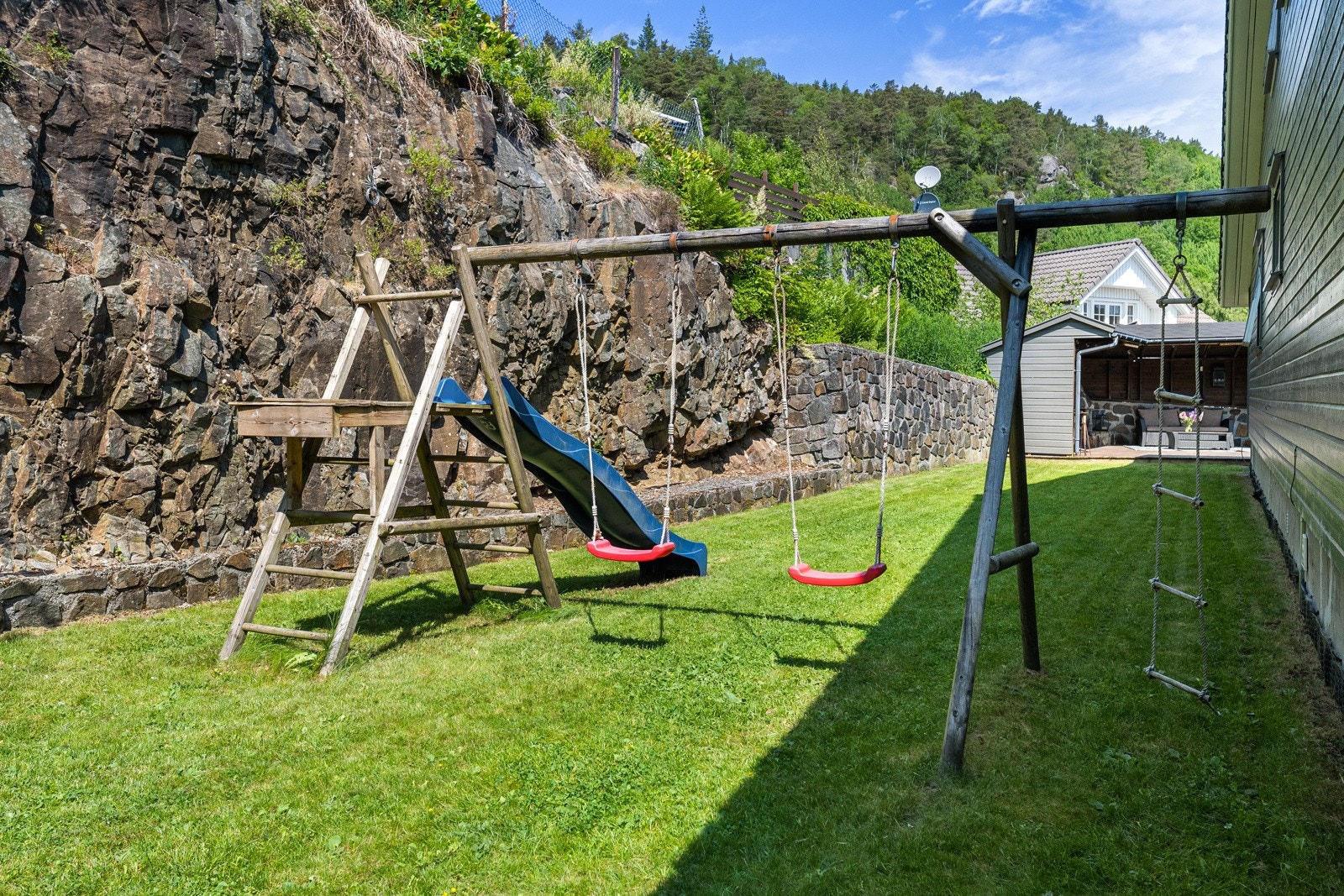 Hage med plen på baksiden av huset. Galleribilde