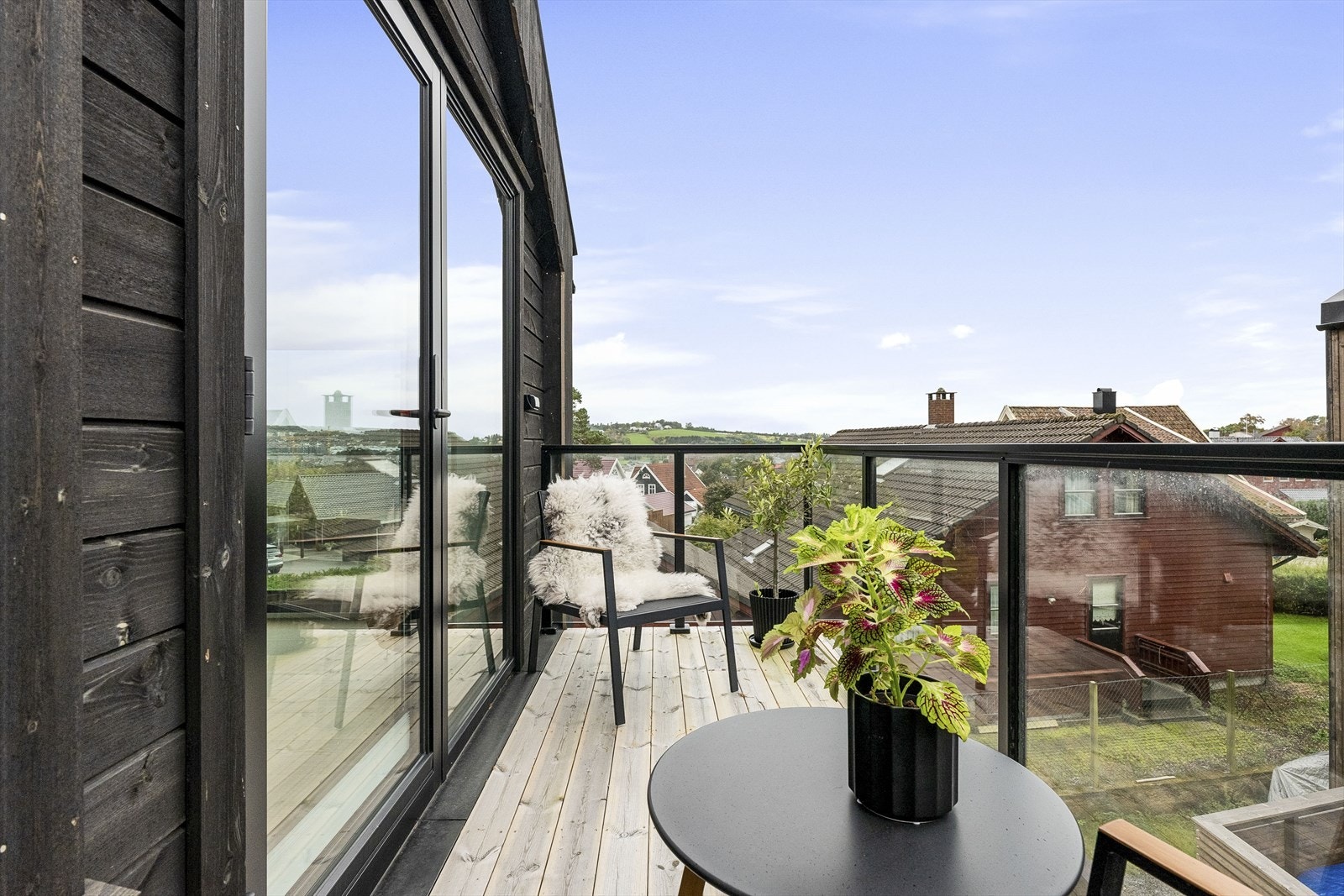 Balkong med utsikt og ettermiddag/kveldssol Galleribilde