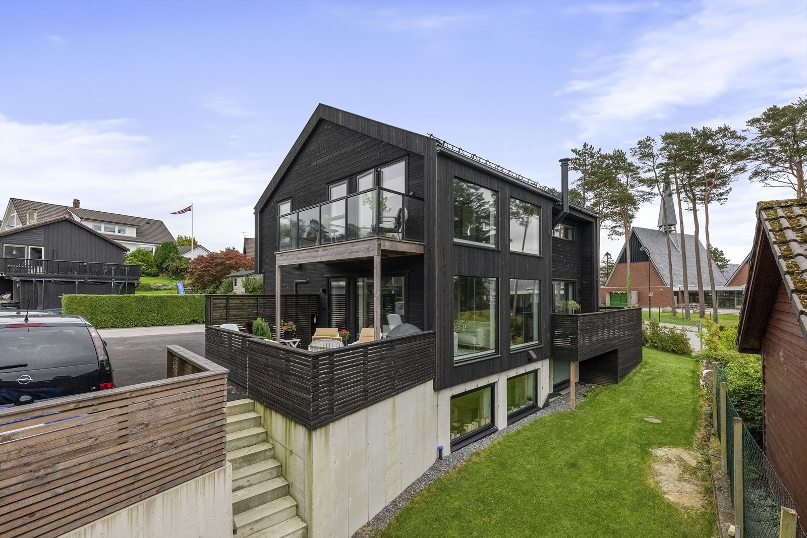 Flere gode uteplasser som gir deg sol fra morgen til kveld. Galleribilde