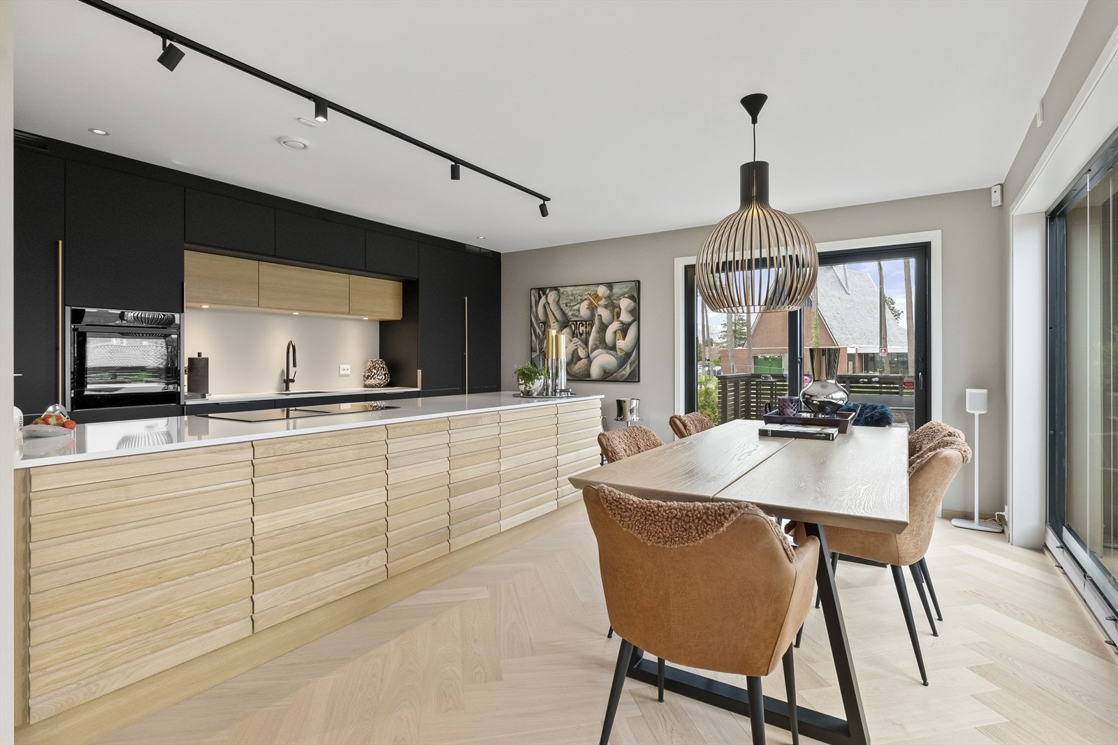 Skuffer og skap på begge sider av kjøkkenøy Galleribilde