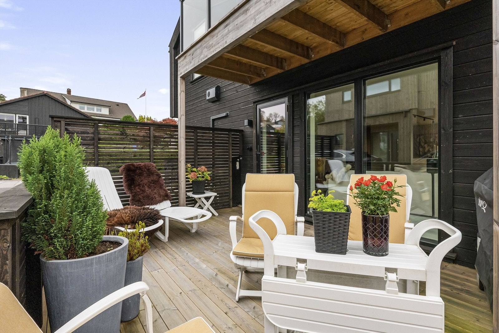 Flere gode uteplasser med sol fra morgen til kveld Galleribilde