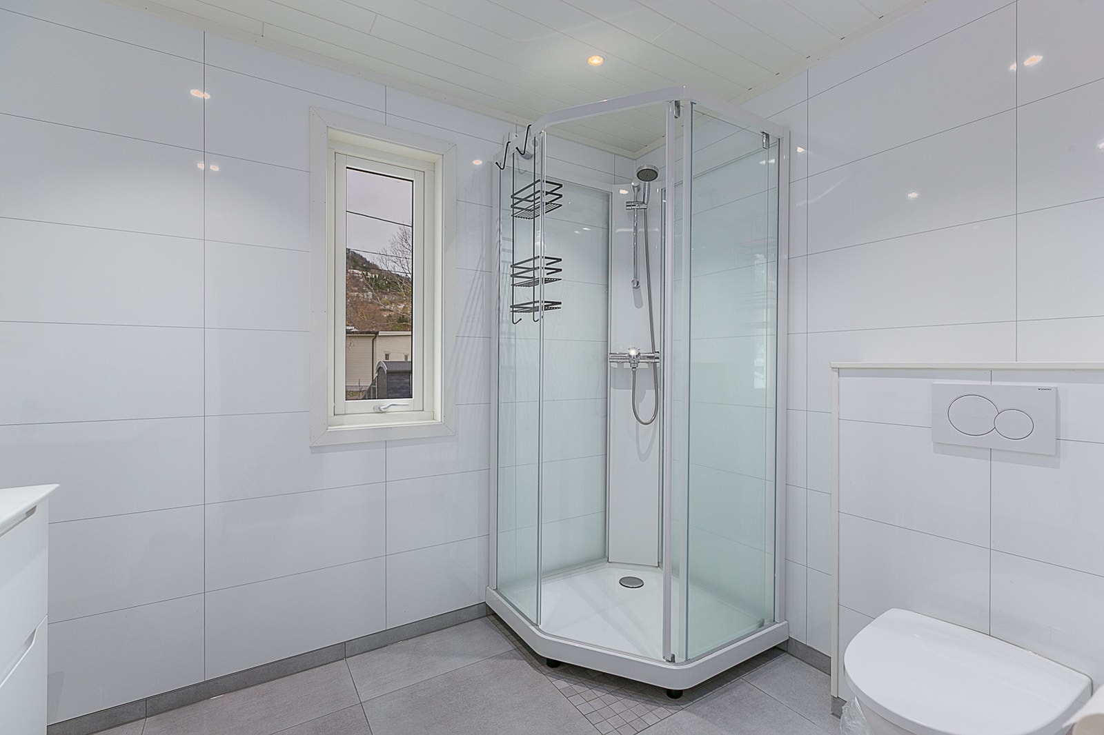 Varmekabler i gulvet og vegghengt toalett. Galleribilde