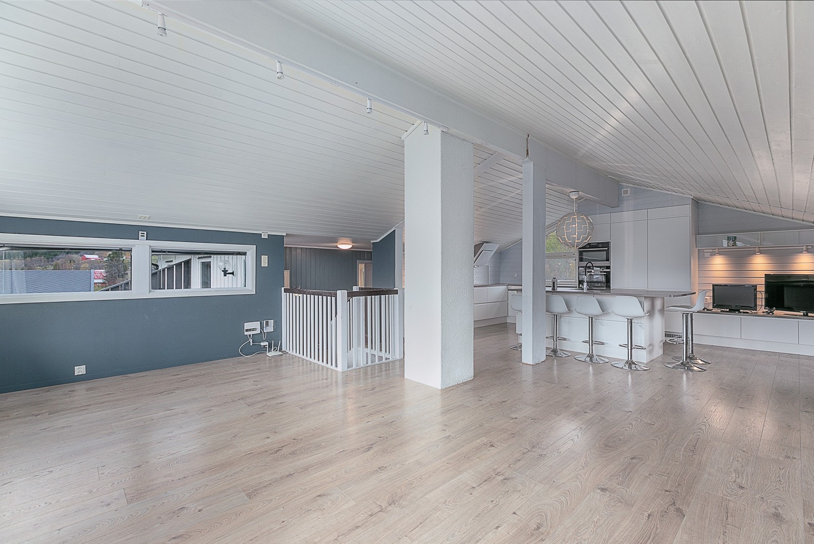 Åpen løsning mellom stue og kjøkken. Galleribilde